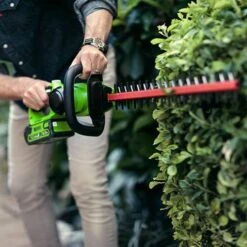 Greenworks 40v Hedge Trimmer With 2Ah Battery And Charger 13 Greenworks 40v Hedge Trimmer With 2Ah Battery And Charger -Yougarden Shop 180282 5