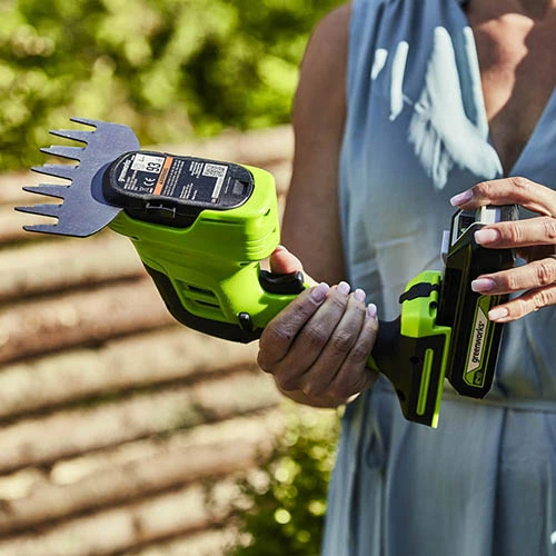 24v Grass Shrub/Shear Including Battery & Charger 4 24v Grass Shrub/Shear Including Battery & Charger - Image 2